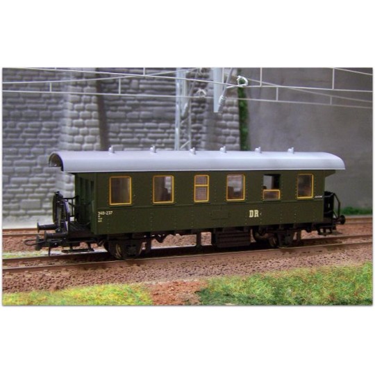 Roco_44227-Roco 44227 Second-class passenger car with axles