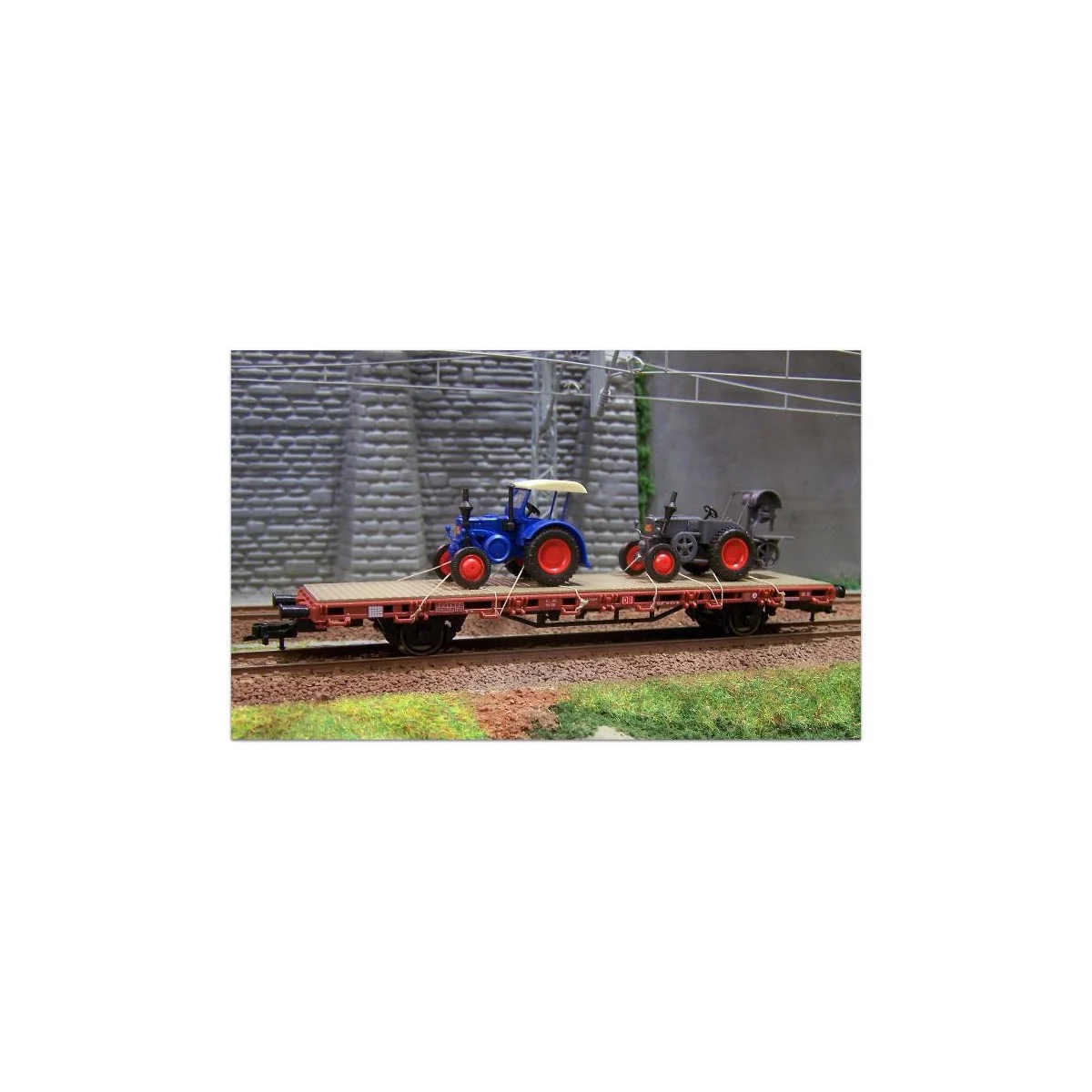 Kibri 26252 Flat wagon with two axles and two tractors - Kibri_26252