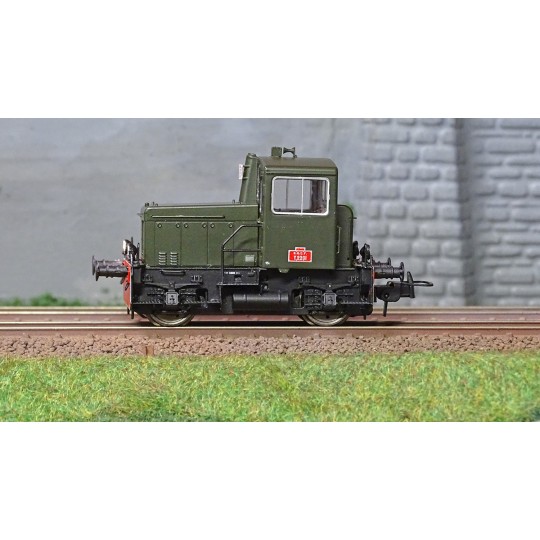 MB-221.S-Ree Modeles MB221S Locotracteur diesel Y2201, Origine Vert 306, châssis noir, traverses rouges, Nord, digitale sonore