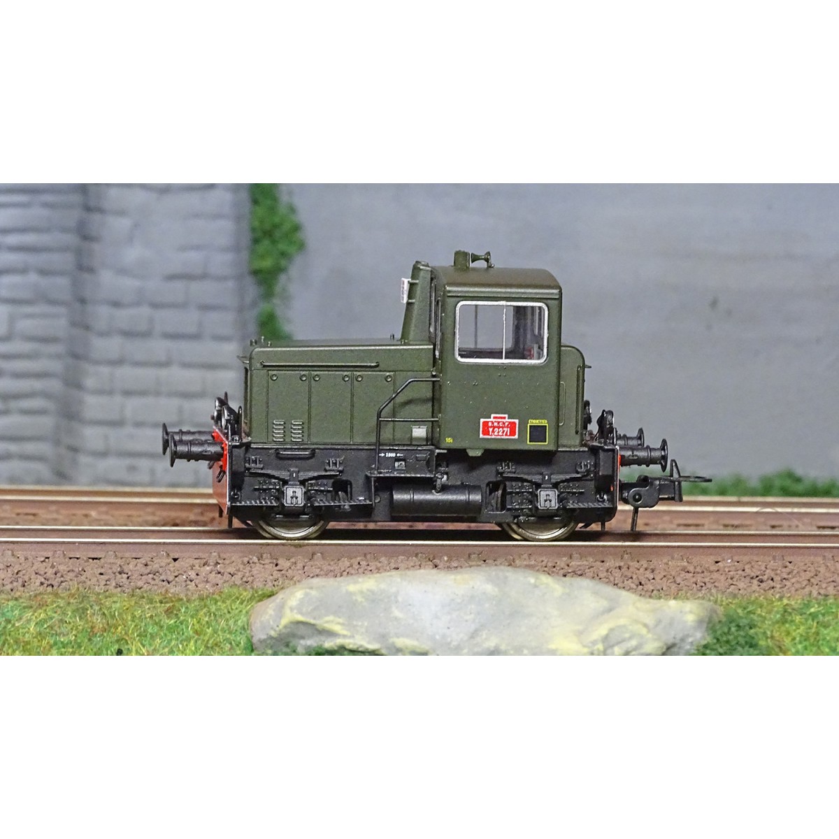 Ree Modeles MB222S Y2271 Diesel Locomotive, Original Green 306, Red...