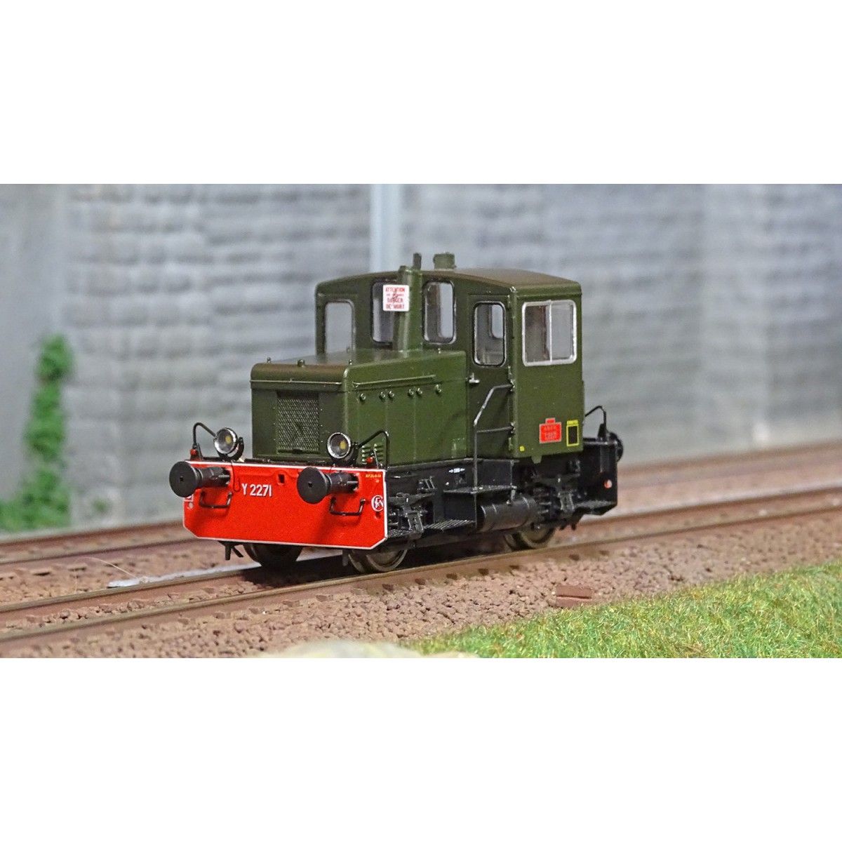 Ree Modeles MB222S Y2271 Diesel Locomotive, Original Green 306, Red...