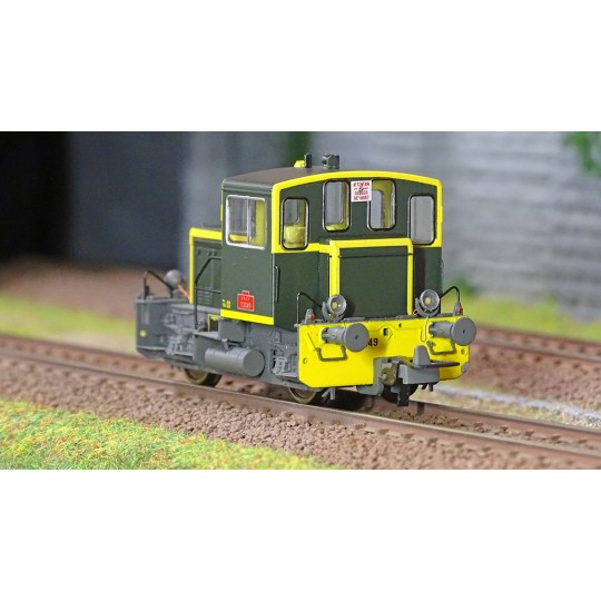 MB-224-Ree Modeles MB224 Diesel shunting locomotive Y2249, Green 301, yellow sleepers and stripes, East