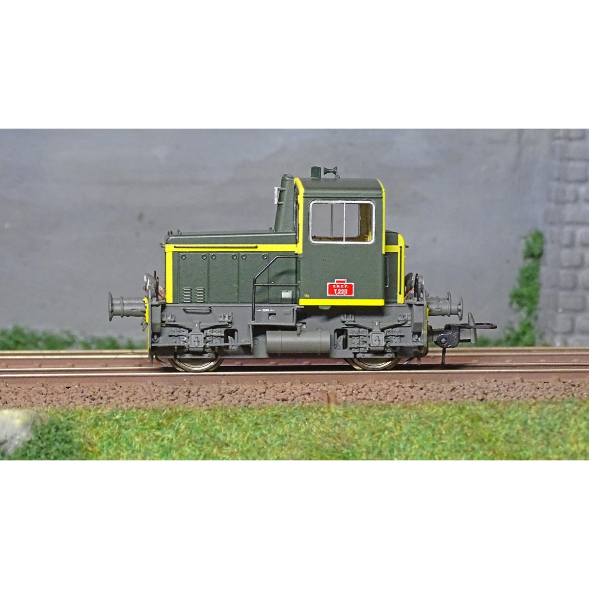 Ree Modeles MB225 Y2211 Diesel Locomotive, Green 301, Yellow Crossb...