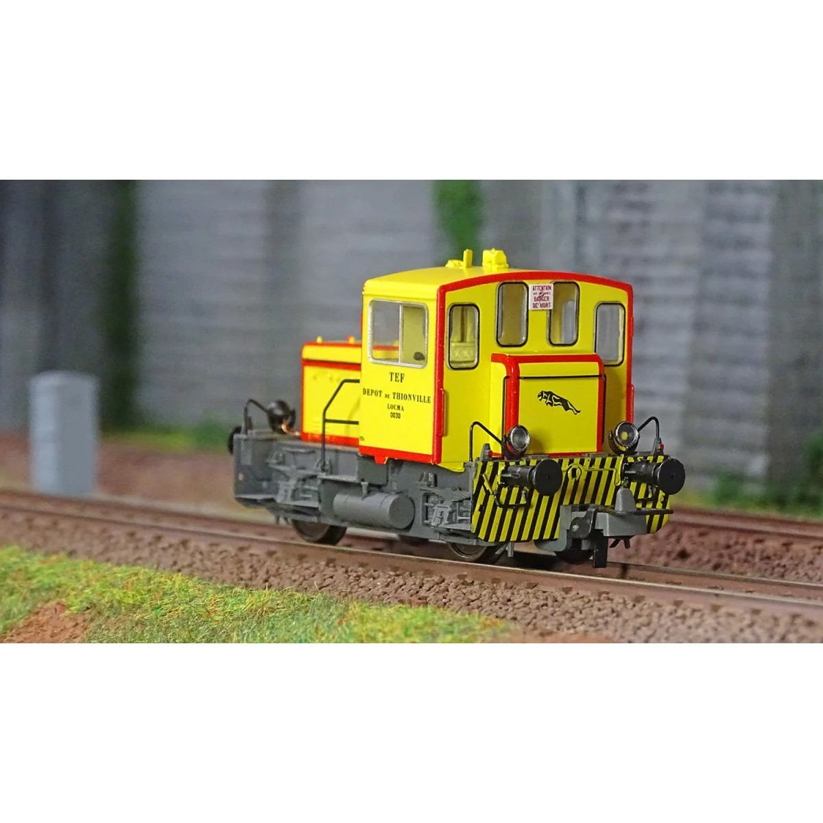 Ree Modeles MB226 Y2200 LOCMA 0030 Diesel Locomotive, Yellow with R... Ree Modeles MB226 Y2200 LOCMA 0030 Diesel Locomotive, Yellow with R...