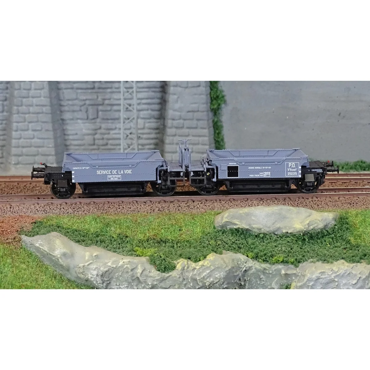R37 HO43102 Coupling of ballast wagons, VVsuwf2 252315, PO, ep. II R37 HO43102 Coupling of ballast wagons, VVsuwf2 252315, PO, ep. II