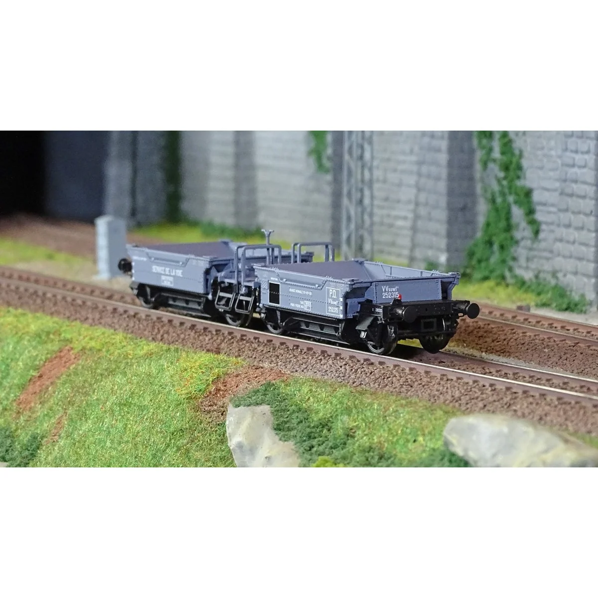 R37 HO43102 Coupling of ballast wagons, VVsuwf2 252315, PO, ep. II R37 HO43102 Coupling of ballast wagons, VVsuwf2 252315, PO, ep. II