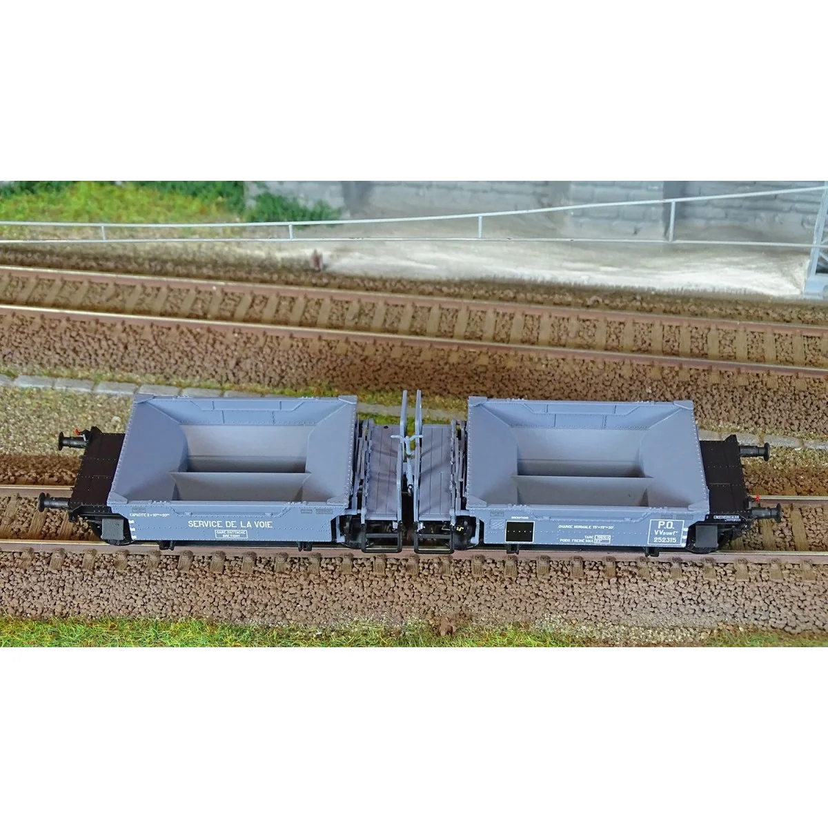 R37 HO43102 Coupling of ballast wagons, VVsuwf2 252315, PO, ep. II R37 HO43102 Coupling of ballast wagons, VVsuwf2 252315, PO, ep. II