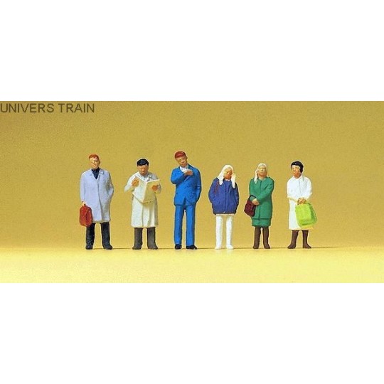 Preiser_14071-Preiser 14071 Figures, travelers waiting on the platform