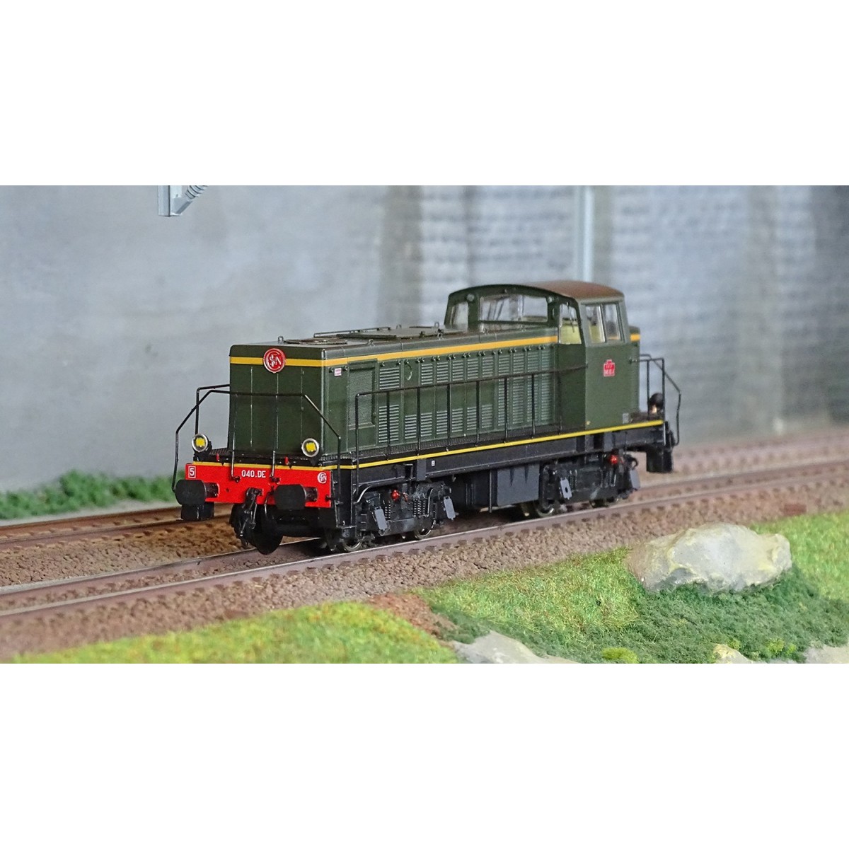 Ree Access JM012 040 DE 4 diesel locomotive, original livery, embos...