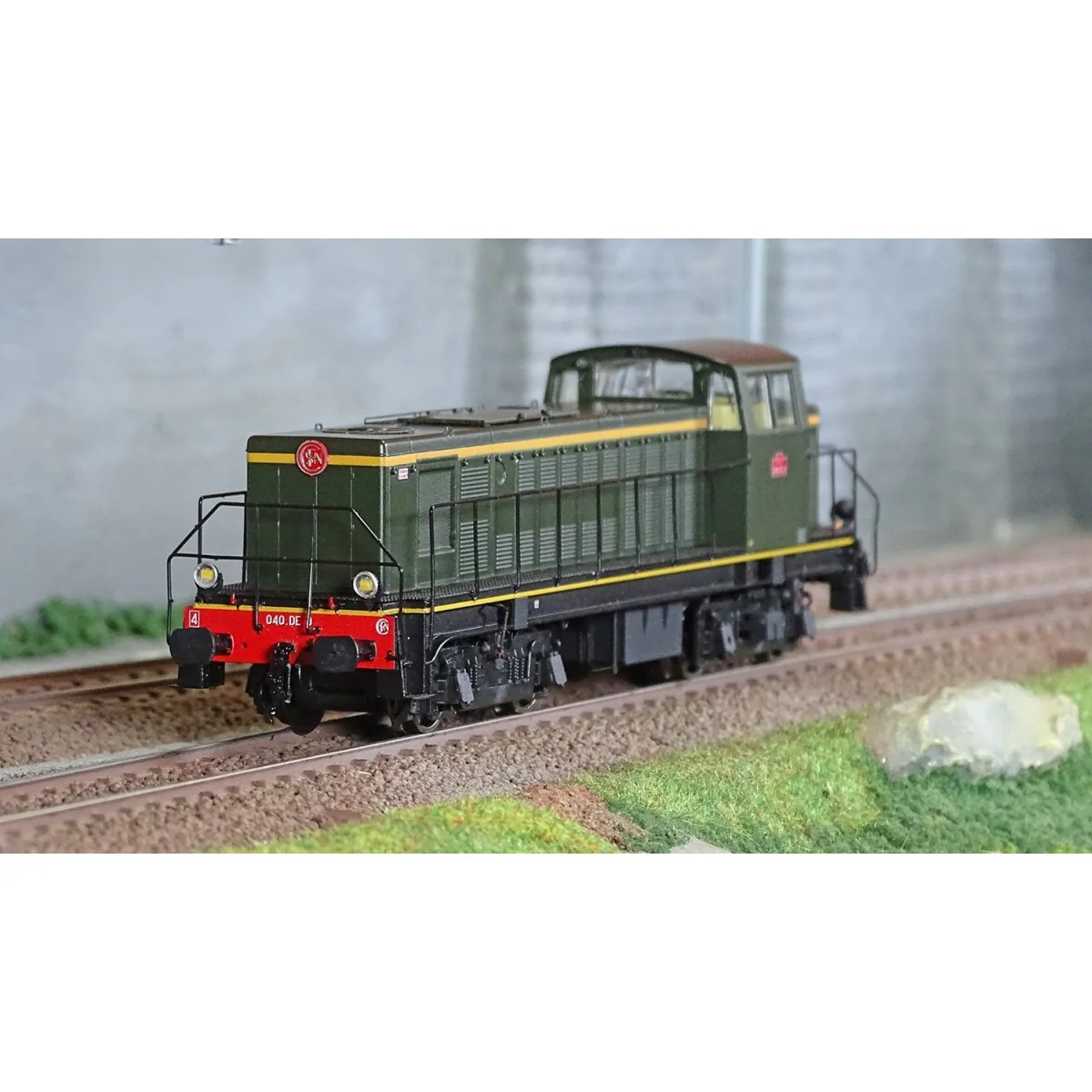Ree Access JM013 040 DE 9 diesel locomotive, original livery, embos... Ree Access JM013 040 DE 9 diesel locomotive, original livery, embos...