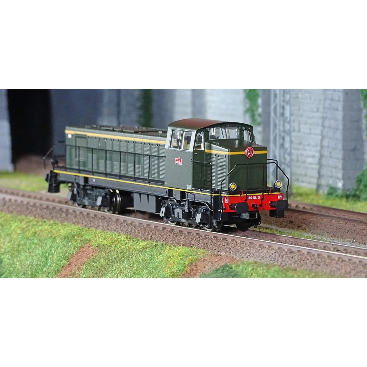 Ree Access JM013 040 DE 9 diesel locomotive, original livery, embos... Ree Access JM013 040 DE 9 diesel locomotive, original livery, embos...