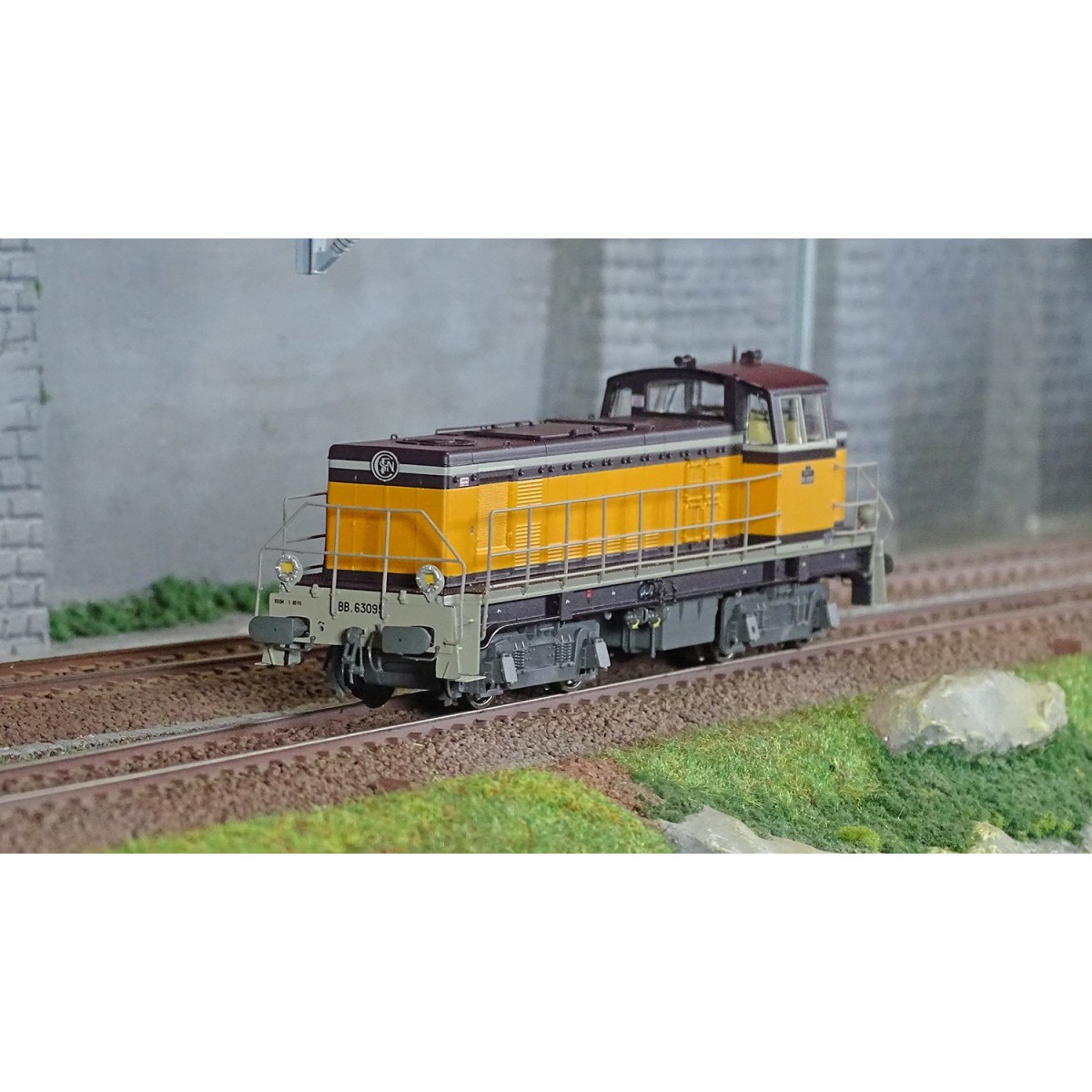 Ree Access JM015S Locomotive diesel BB 63095, Livrée Arzens Chamois 432, plaques en relief, SNCF, digitale sonore Ree Modeles JM