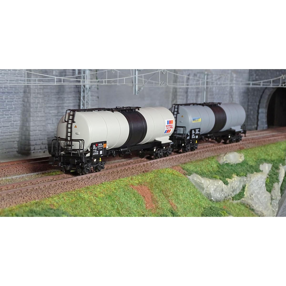 Piko 97306 Set of 2 bogie tank wagons, SNCF, Millet - Total - Piko_...