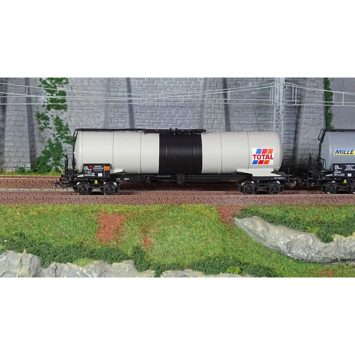 Piko 97306 Set of 2 bogie tank wagons, SNCF, Millet - Total