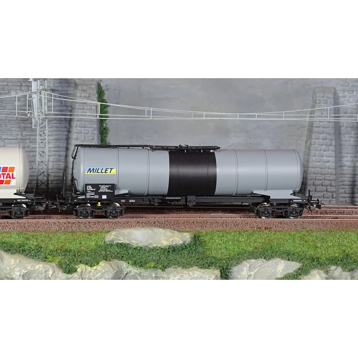 Piko 97306 Set of 2 bogie tank wagons, SNCF, Millet - Total