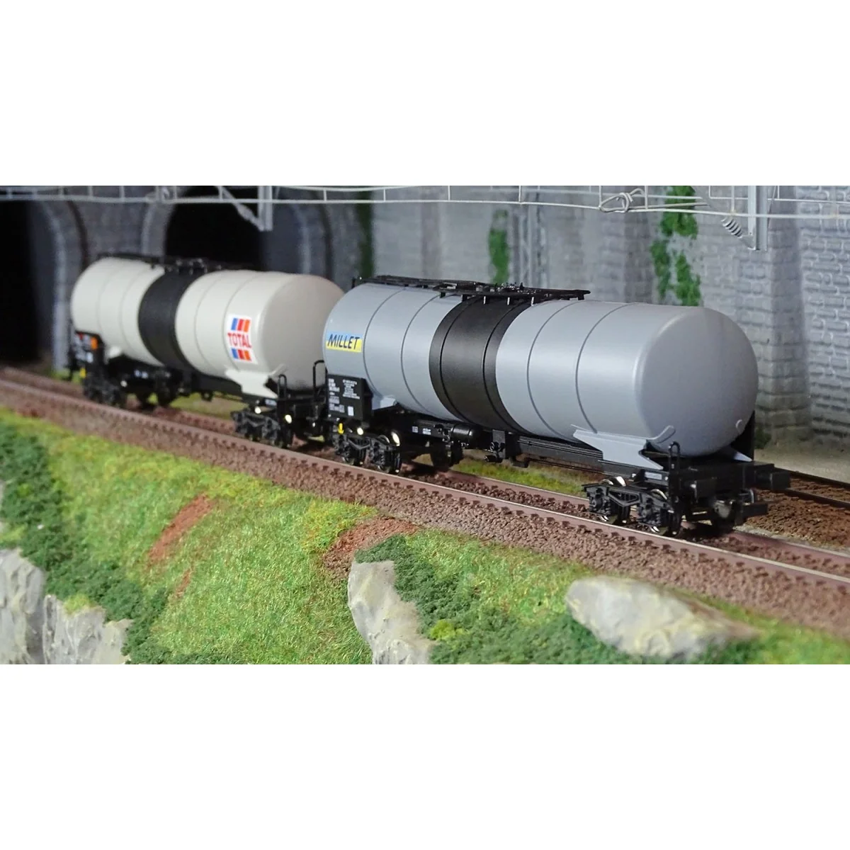 Piko 97306 Set of 2 bogie tank wagons, SNCF, Millet - Total