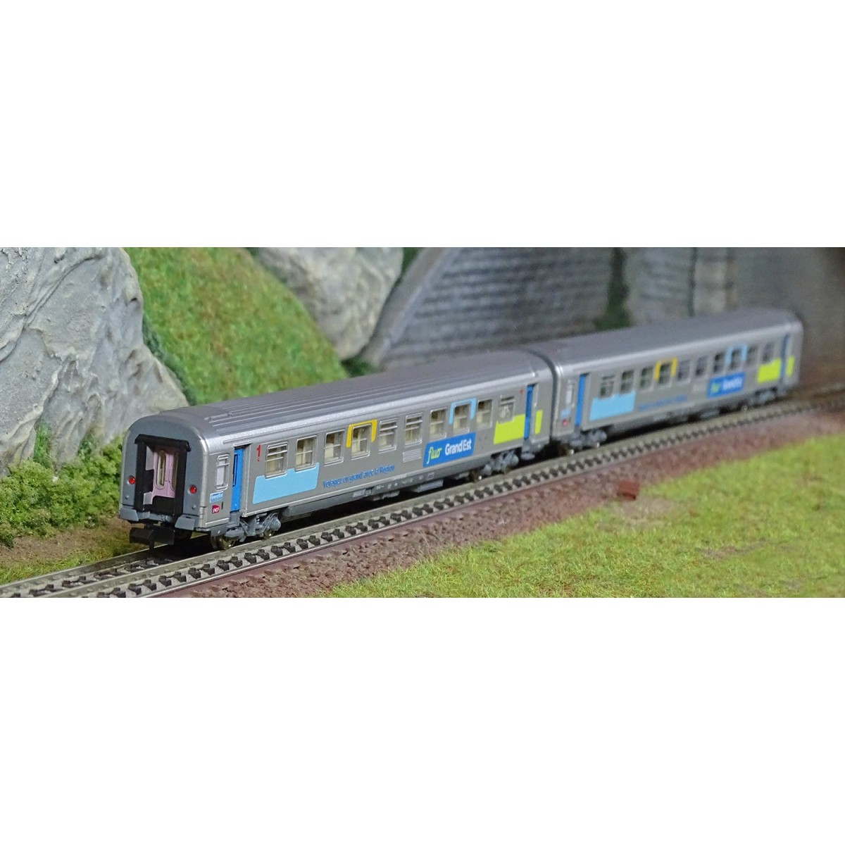 Piko 94500 Set of 2 Corail coaches, fluorescent Grand Est, 1st clas...