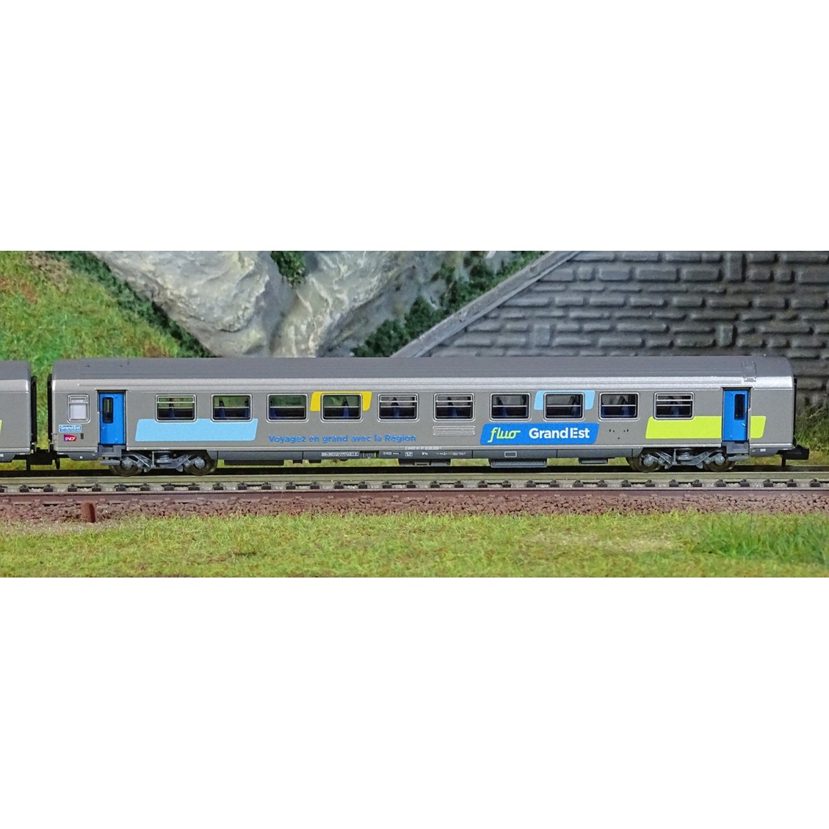 Piko 94500 Set of 2 Corail coaches, fluorescent Grand Est, 1st clas...