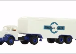 Sai 2559 Berliet TLR 8 panel van semi-trailer truck, France Lait - ...