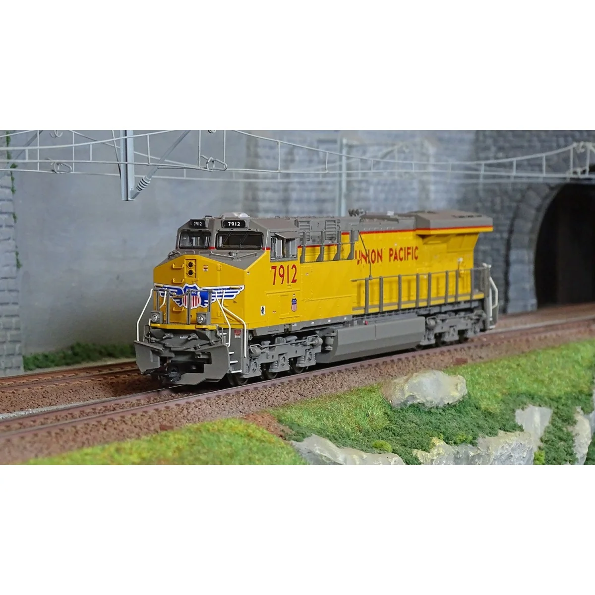 Trix 25441 Diesel locomotive type GE ES44AC 7912, Union Pacific Rai...