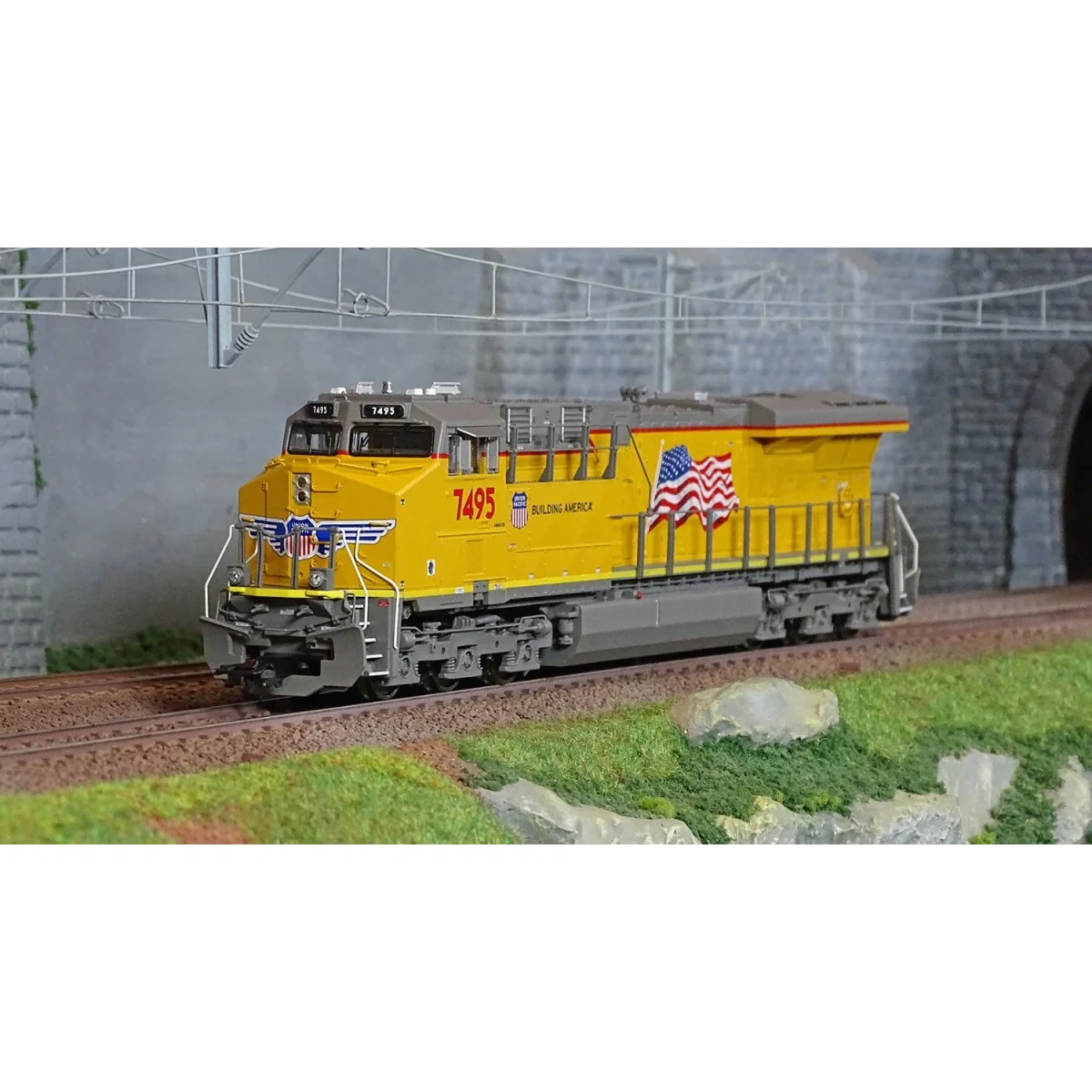 Trix 25440 Diesel locomotive type GE ES44AC 7495, Union Pacific Rai...