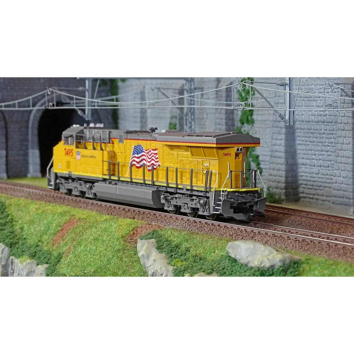 Trix 25440 Diesel locomotive type GE ES44AC 7495, Union Pacific Rai...
