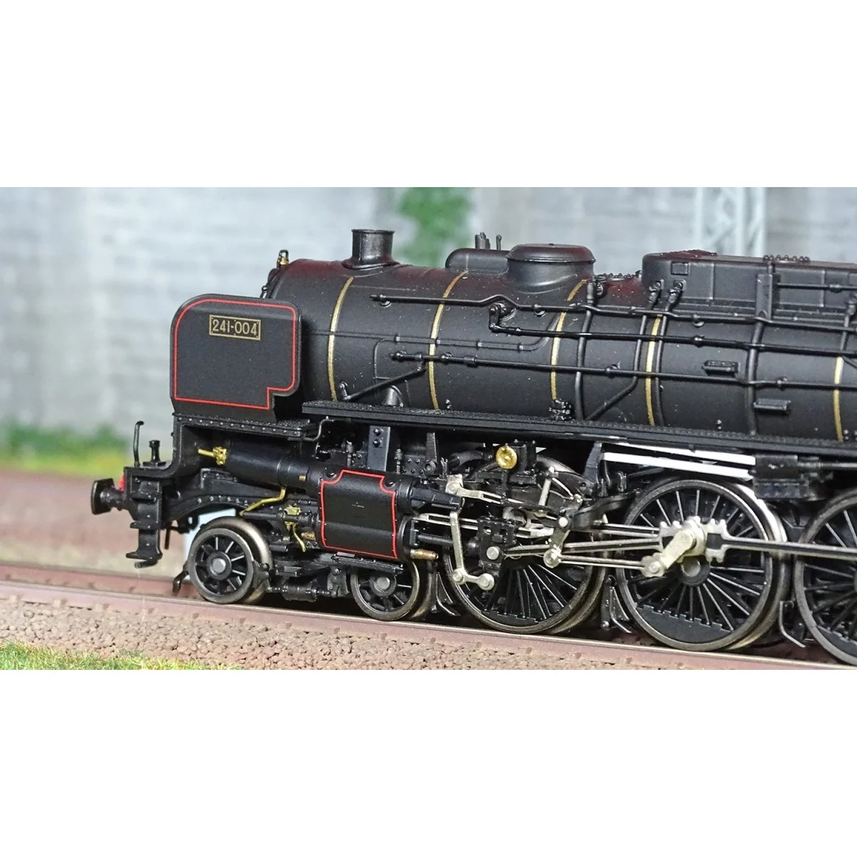 Trix 25241 Class 13 (241-A) EST Steam Locomotive for express trains...