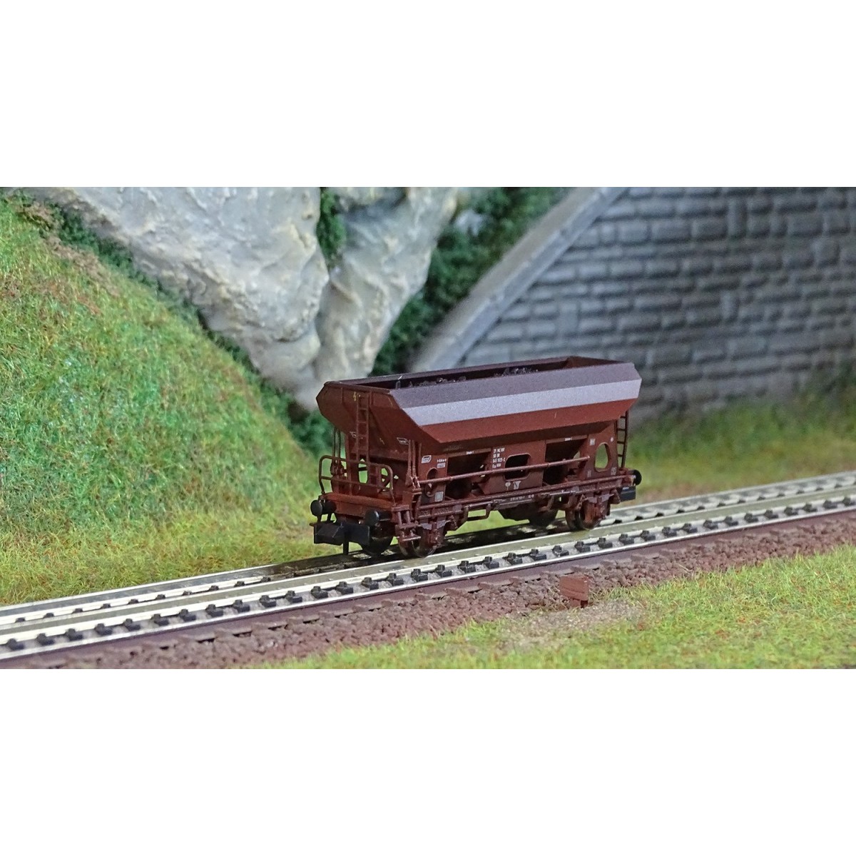 MiniTrix 15931 Self-unloading hopper wagons type Otmm 70, DR, N sca...