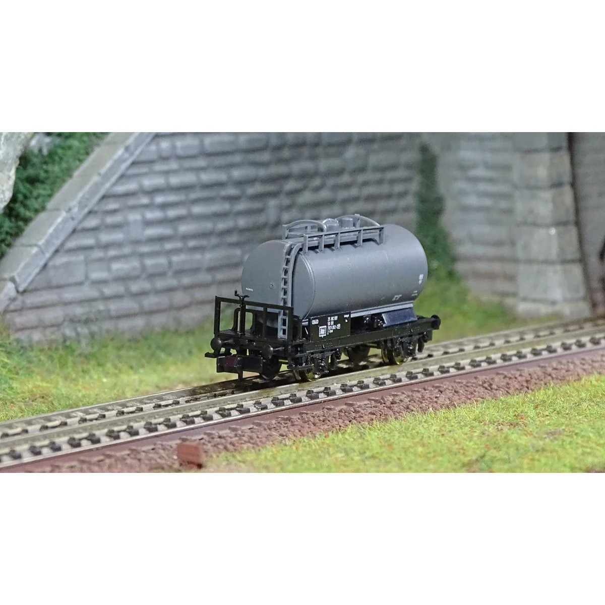 MiniTrix 18085 Axle Tank Wagons, DR, N Scale
