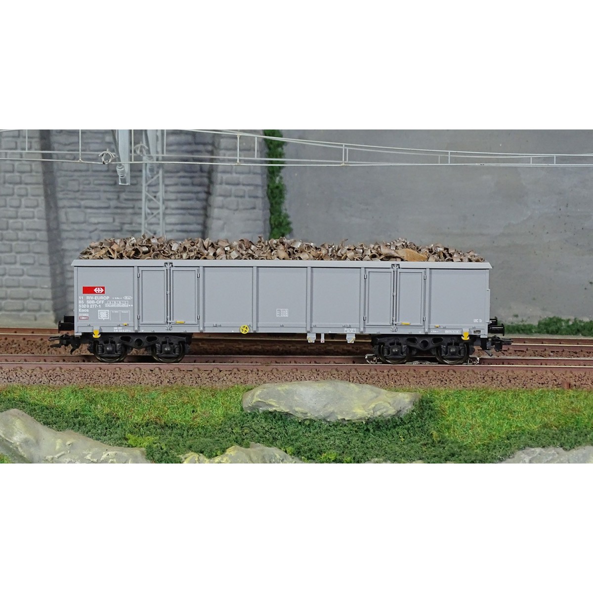 Marklin 46917 Eaos type bogie hopper wagon, SBB/CFF/FFS, end-of-tra...