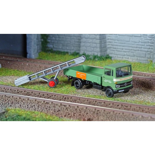 Marklin_46302-Marklin 46302 Tdgs 930 type swing-roof wagon + Mercedes-Benz LP 608 truck, DB