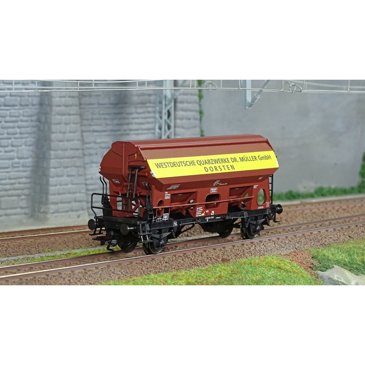 Marklin 46302 Tdgs 930 type swing-roof wagon + Mercedes-Benz LP 608...