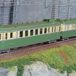 Jouef HJ2420 Autorail diesel RGP 2 X 2712 + remorque XR 7714, SNCF, vert/beige avec déflecteurs de fumée Jouef HJ2420 - 1