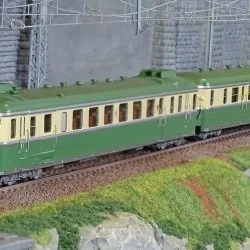 Jouef HJ2429 Autorail diesel RGP 2 X 2719 + remorque XRAB 7708, SNCF, vert/beige avec déflecteurs de fumée Jouef HJ2429 - 1