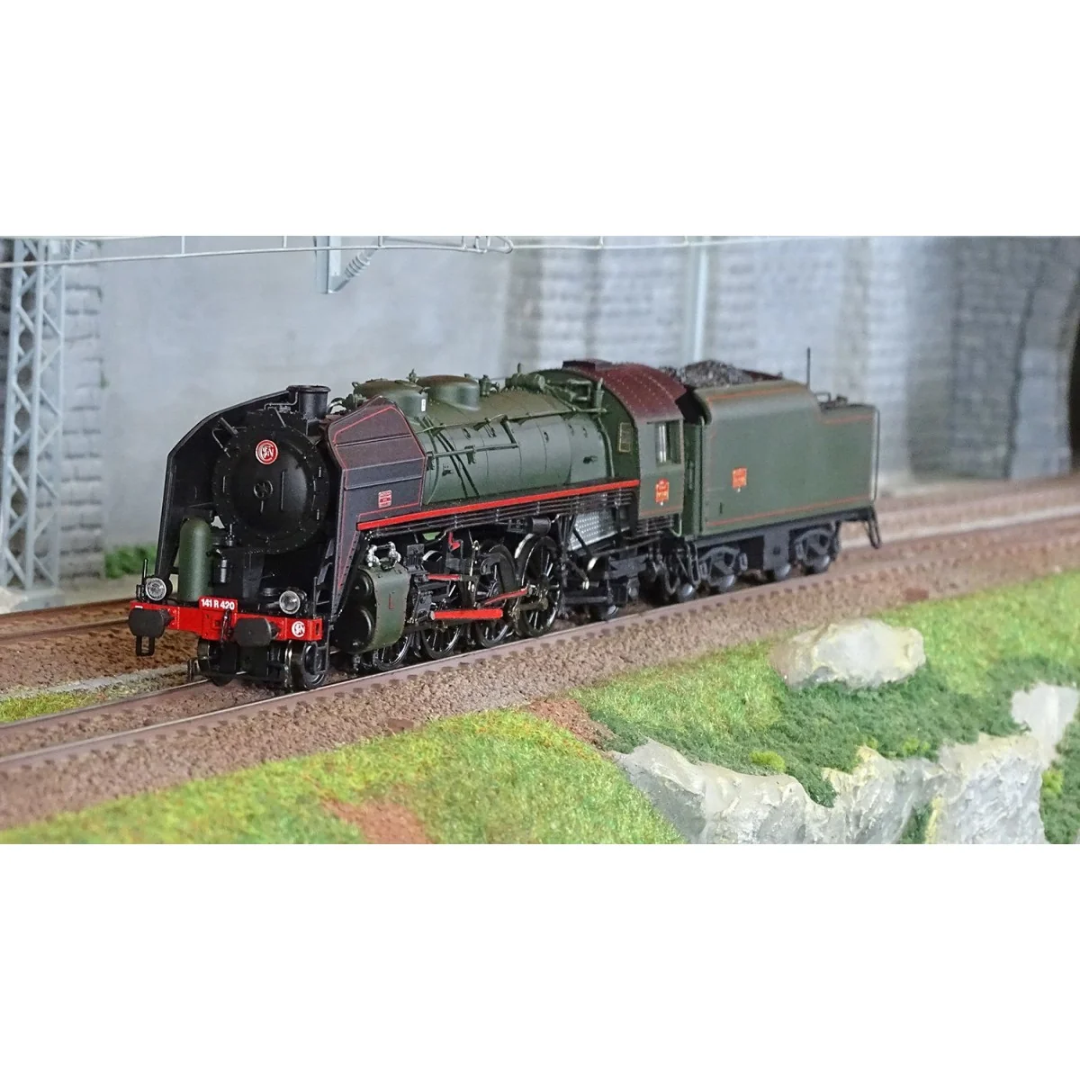 Jouef HJ2432S Locomotive à vapeur 141 R 420, tender charbon, livrée noire, trait rouge, SNCF, digitale sonore Jouef HJ2432S - 1 Jouef HJ2432S Locomotive à vapeur 141 R 420, tender charbon, livrée noire, trait rouge, SNCF, digitale sonore Jouef HJ2432S - 1