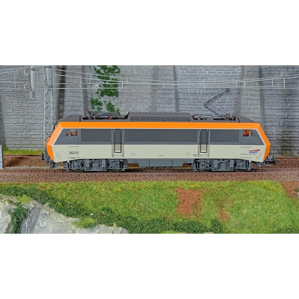 Jouef HJ2443S Locomotive électrique BB 26212, SNCF, livrée grise/orange, logo Casquette, digitale sonore Jouef HJ2443S - 2 Jouef HJ2443S Locomotive électrique BB 26212, SNCF, livrée grise/orange, logo Casquette, digitale sonore Jouef HJ2443S - 2