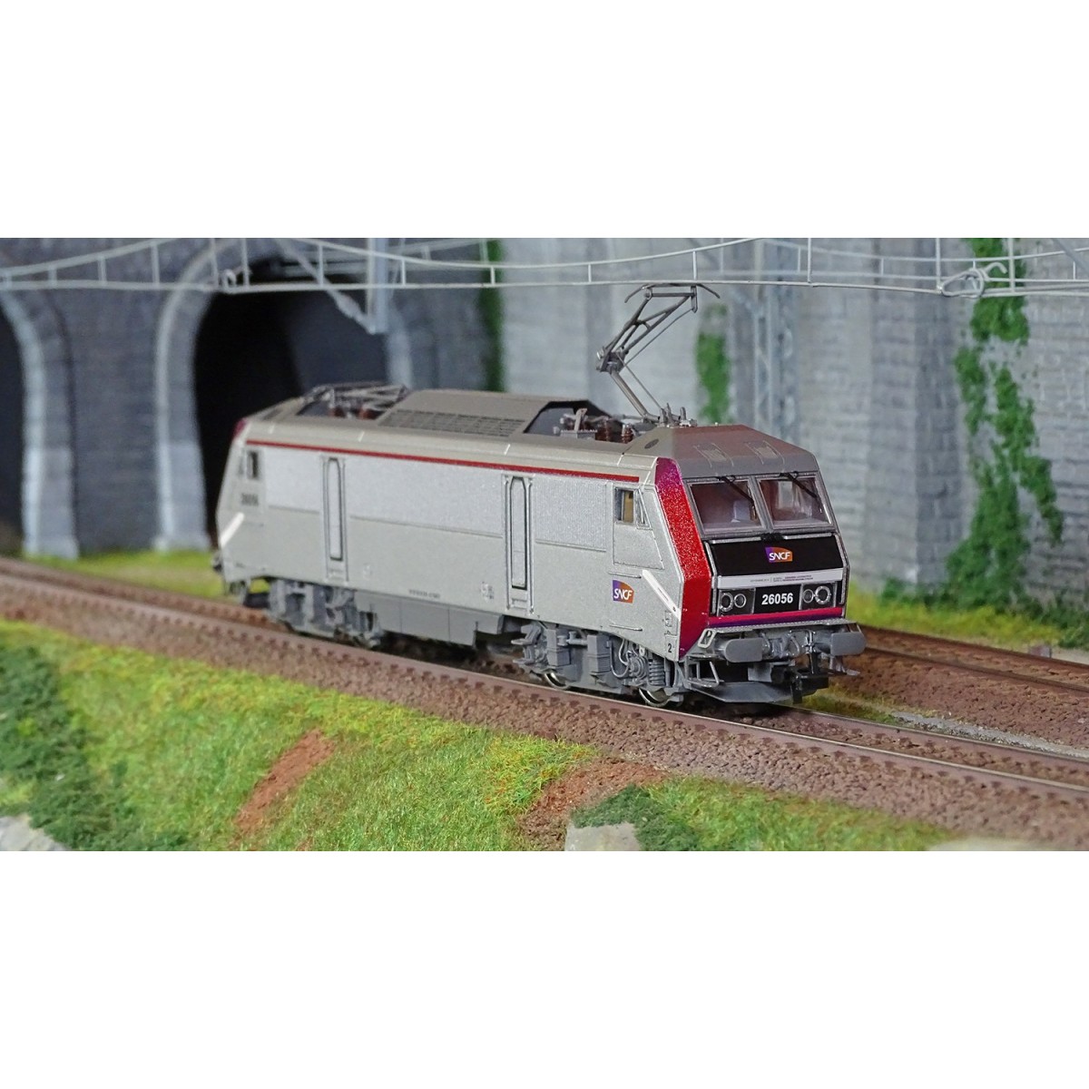 Jouef HJ2444 BB 26056 electric locomotive, SNCF, grey/red livery, O...
